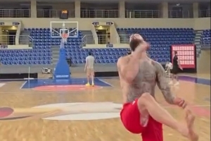 和东契奇PK下？马穆晒高难度神仙球：在罚球线背身扔进对面三分